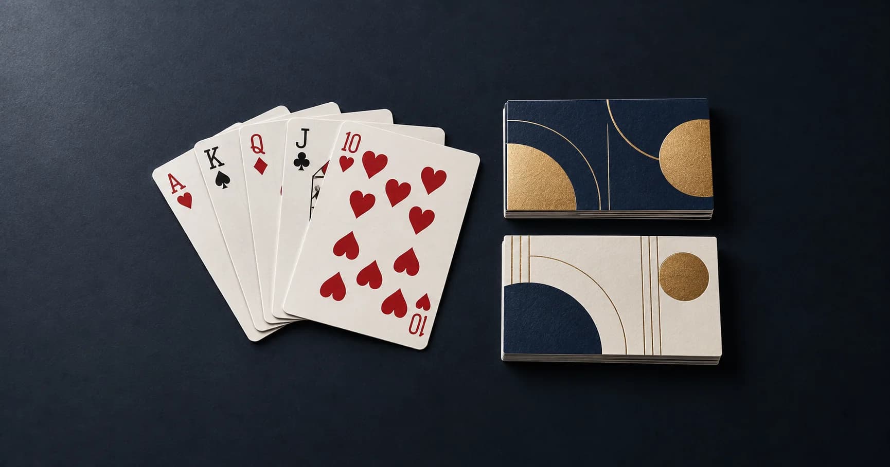 Cartas de juego impresas a medida dispuestas en abanico junto a pilas ordenadas de tarjetas de visita de alta calidad