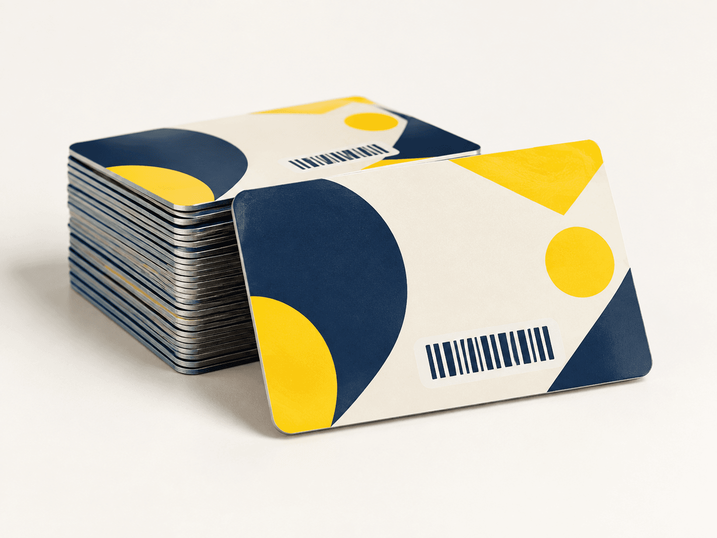 Tarjetas de descuento impresas con los detalles de la oferta de la marca