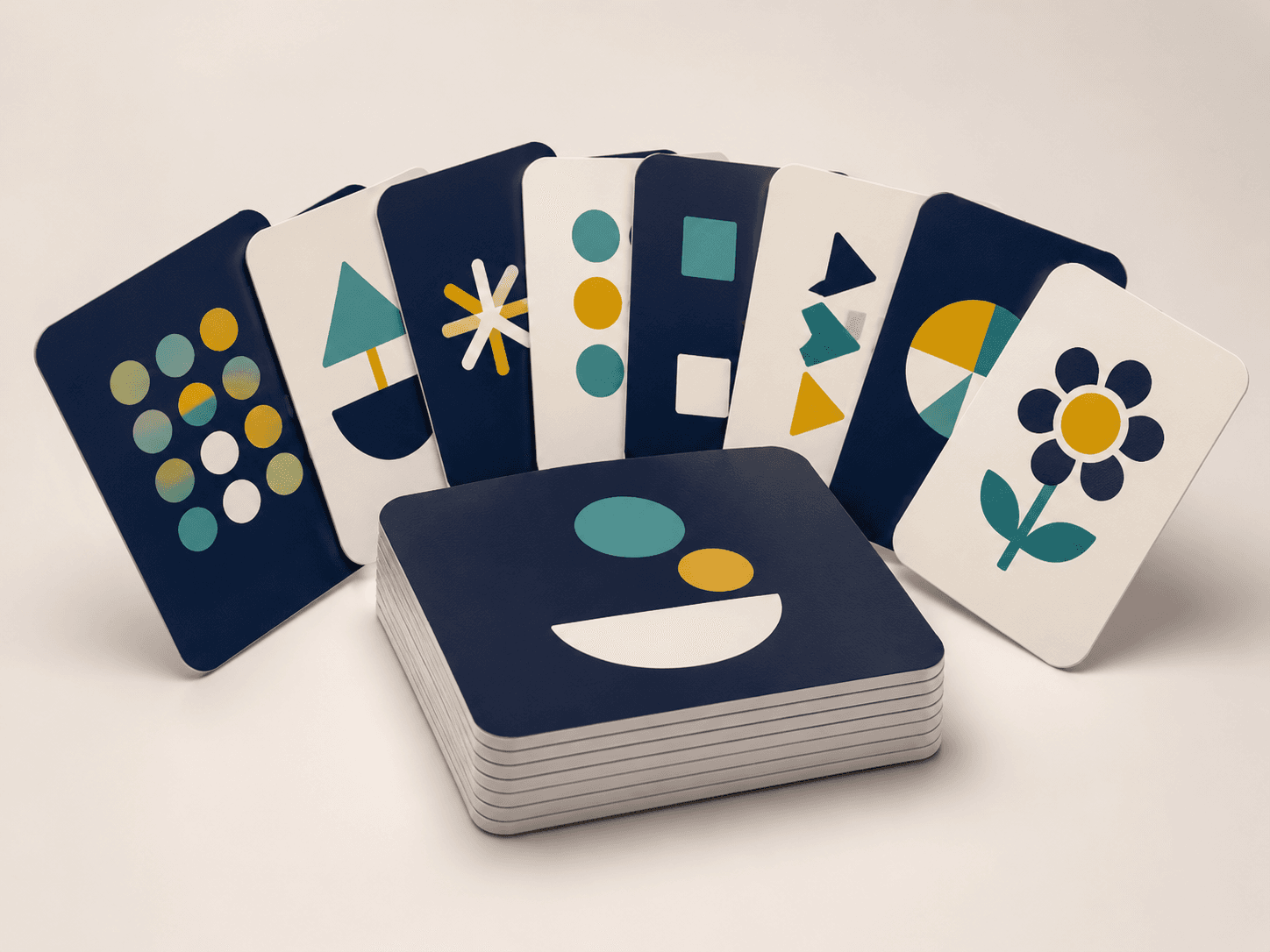 Tarjetas didácticas personalizadas impresas y dispuestas como un conjunto de aprendizaje