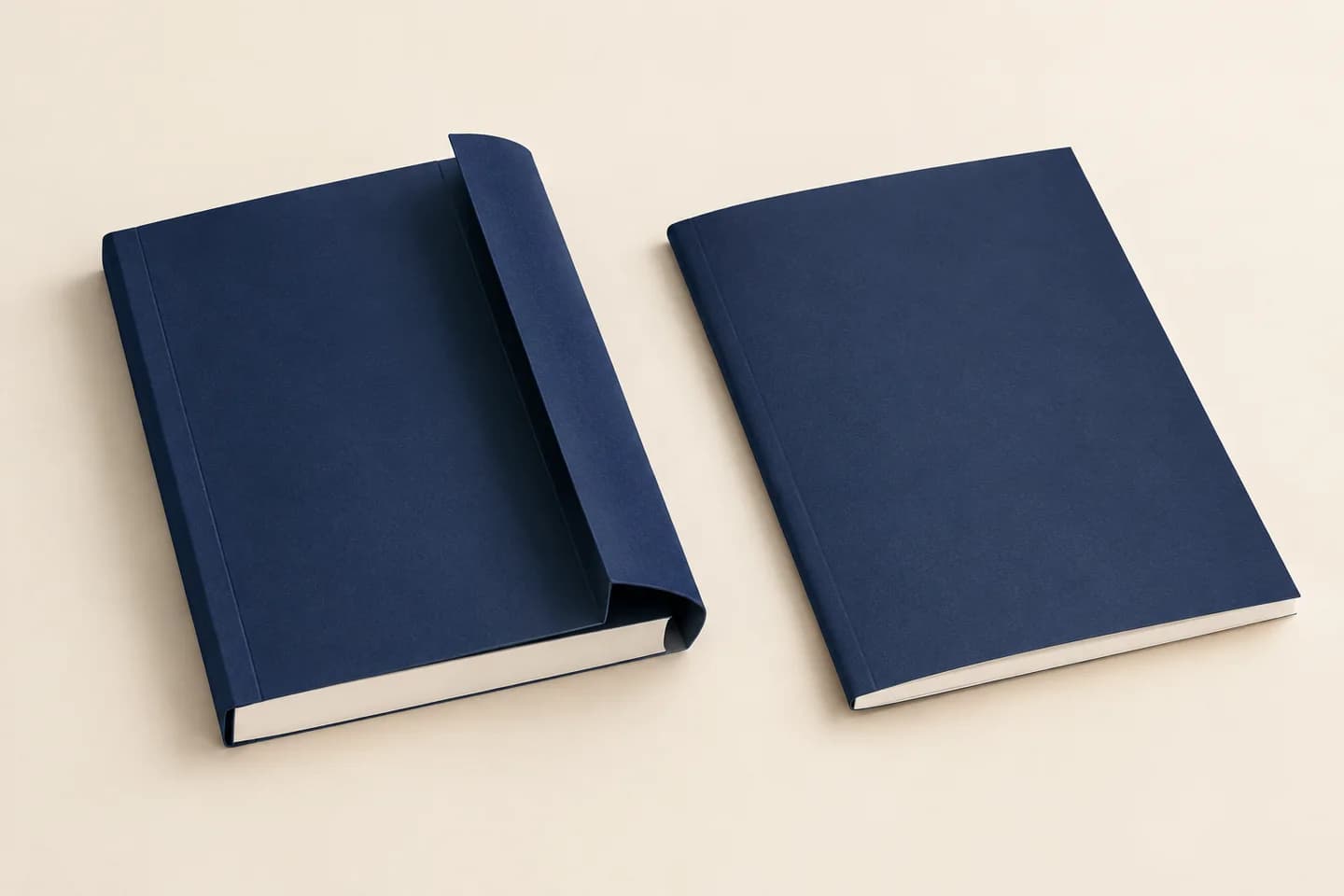 Couverture souple avec rabat intérieur, charnière rainée et bloc intérieur collé.