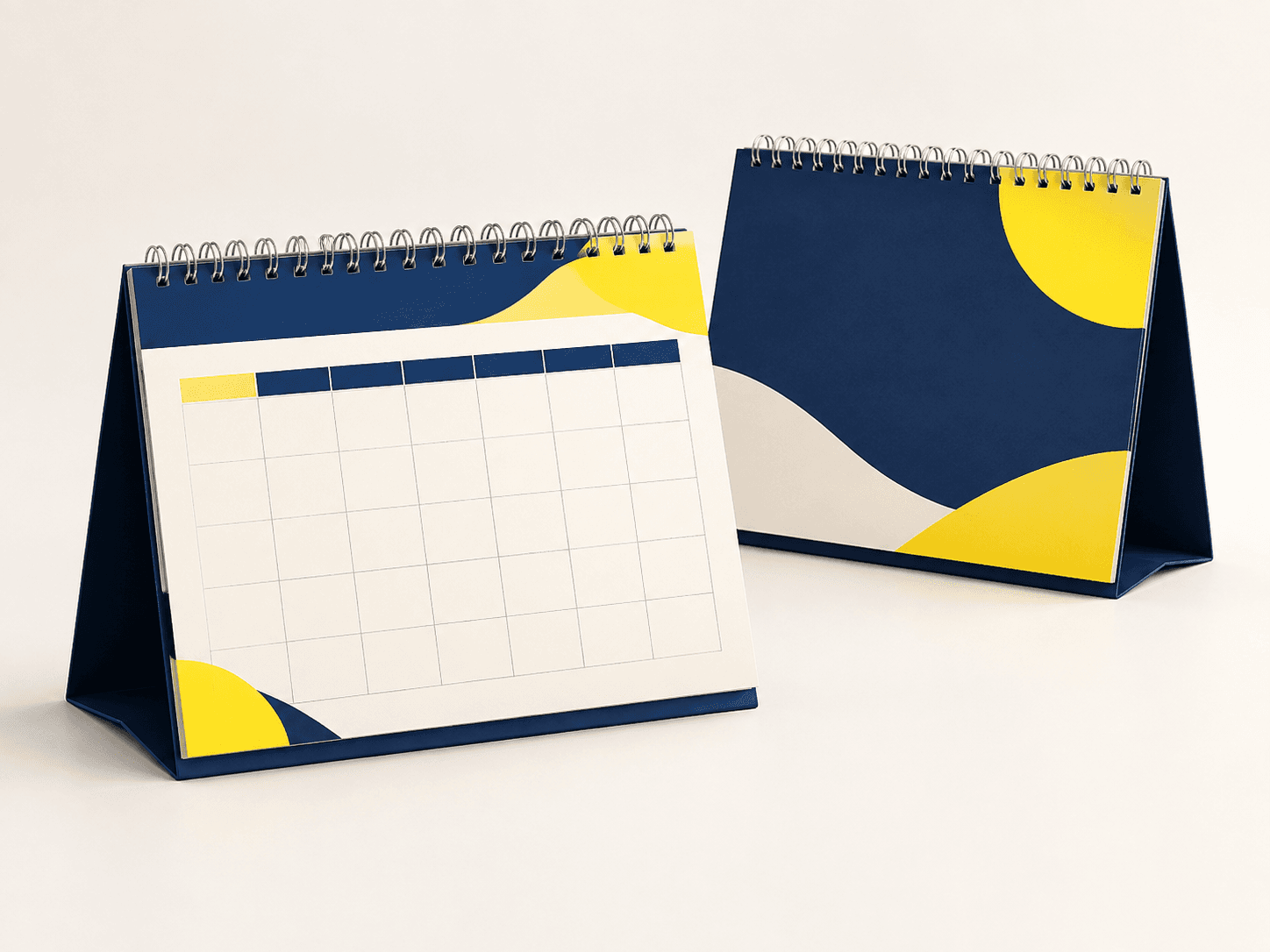 Calendario de sobremesa autoportante con páginas mensuales impresas