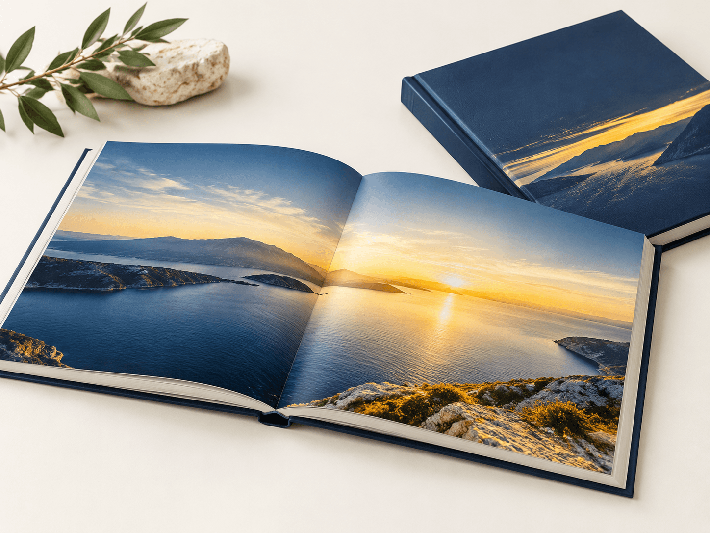 Libro de fotos abierto a una imagen panorámica