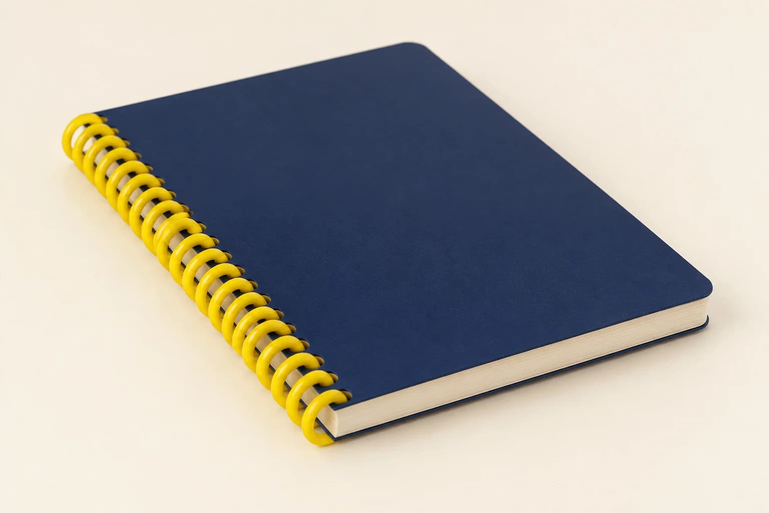 Configuration illustrative d’un carnet bleu marine à reliure spirale continue en plastique jaune